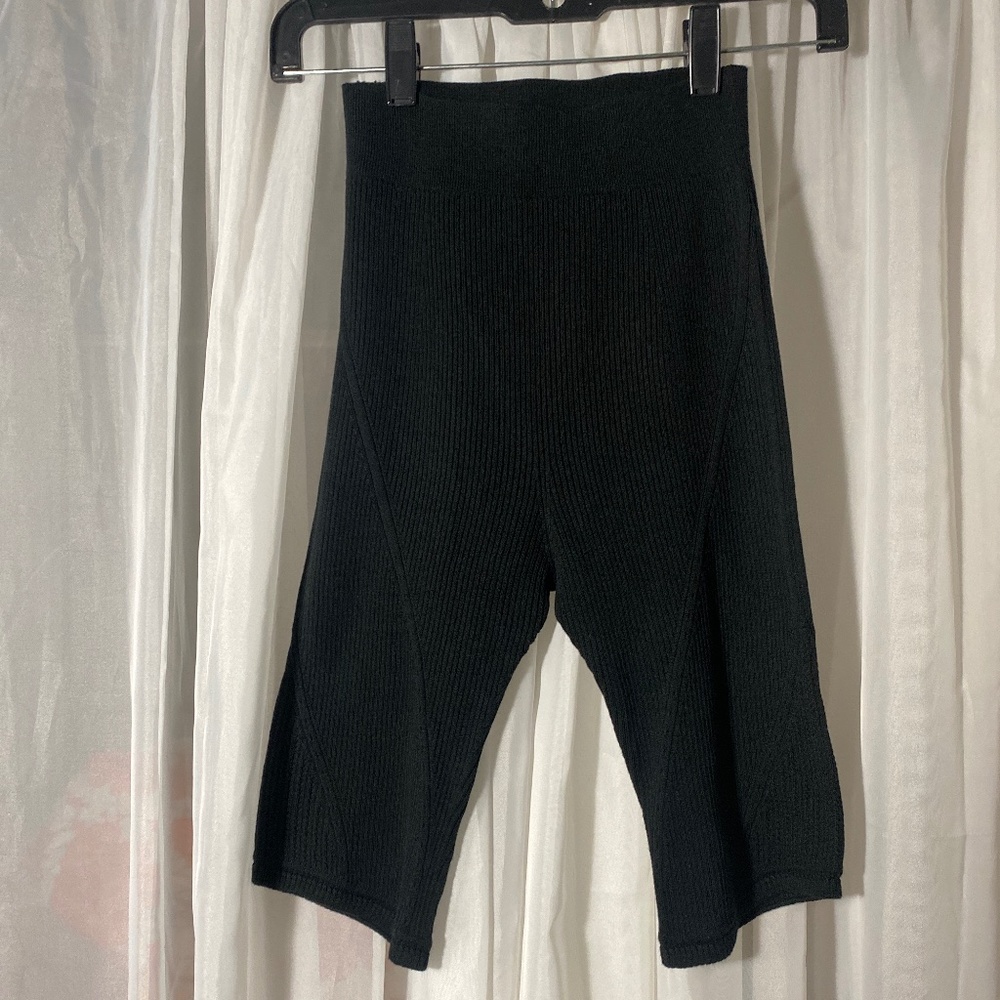 Mame Kurogouchi x Uniqlo collab 3D knit ribbed black shorts